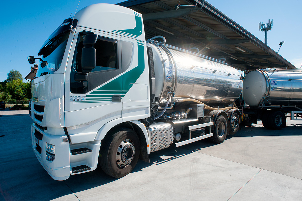 flotta-per-trasporti-liquidi-alimentari-autobotti-acqua-autotrasporti-marangon-0