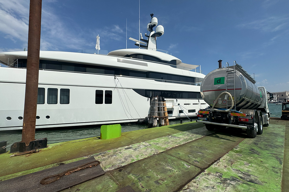 Trasporto acqua potabile per yacht - Autotrasporti Marangon Venezia